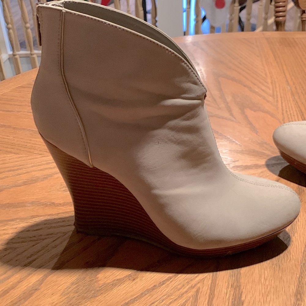 Jennifer Lopez ankle booties, tan